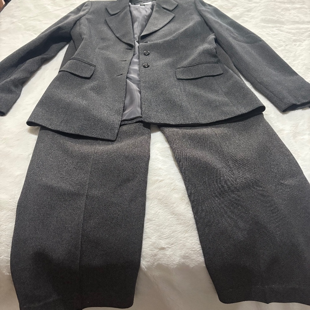 Tahari 2-piece suit/Color Gray/ Size 8/Petite Size